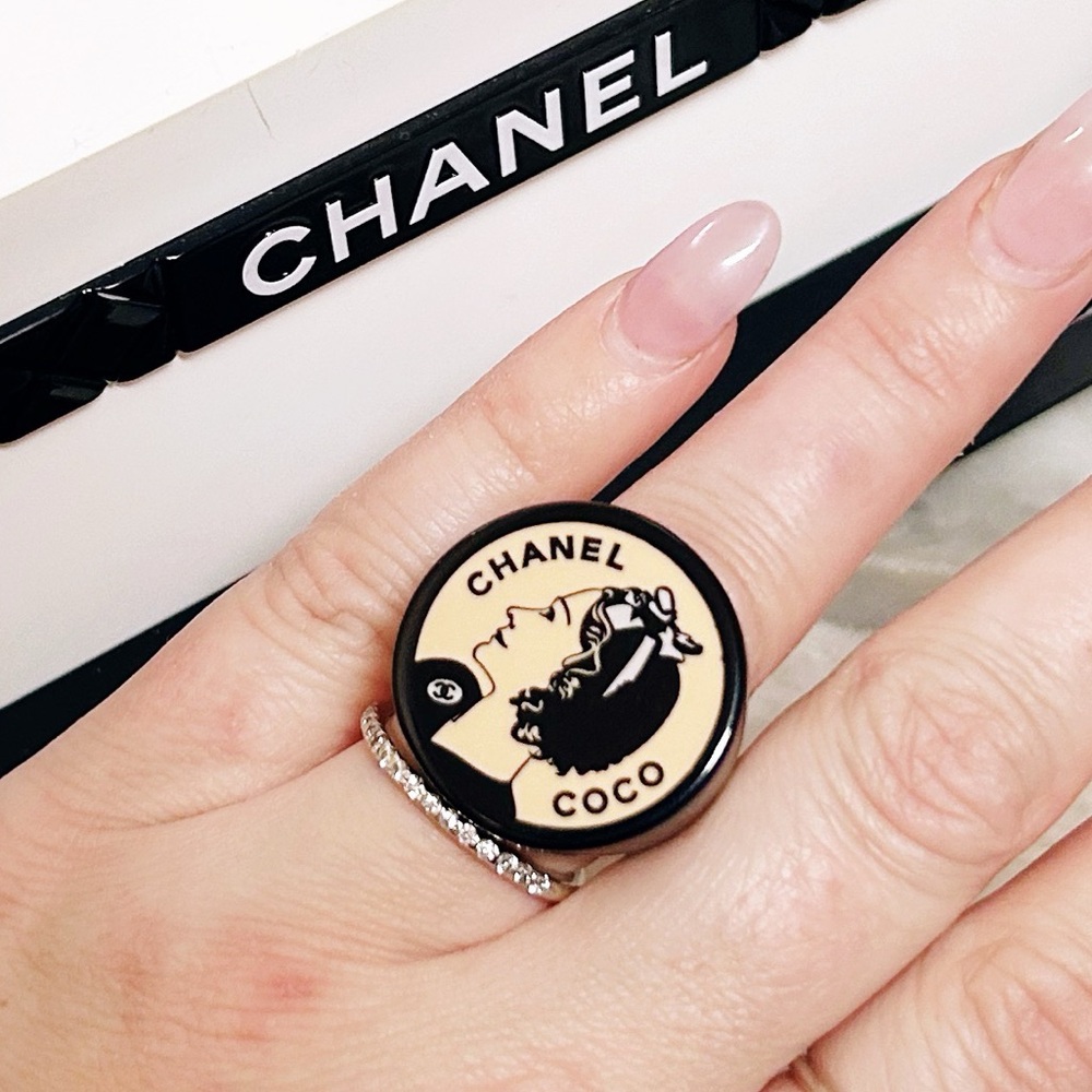 Authentic Chanel RARE Vintage 2003 Pink / Black Coco Chanel Acrylic Ring - Picture 4 of 14